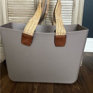 versa tote great condition comes with original straps